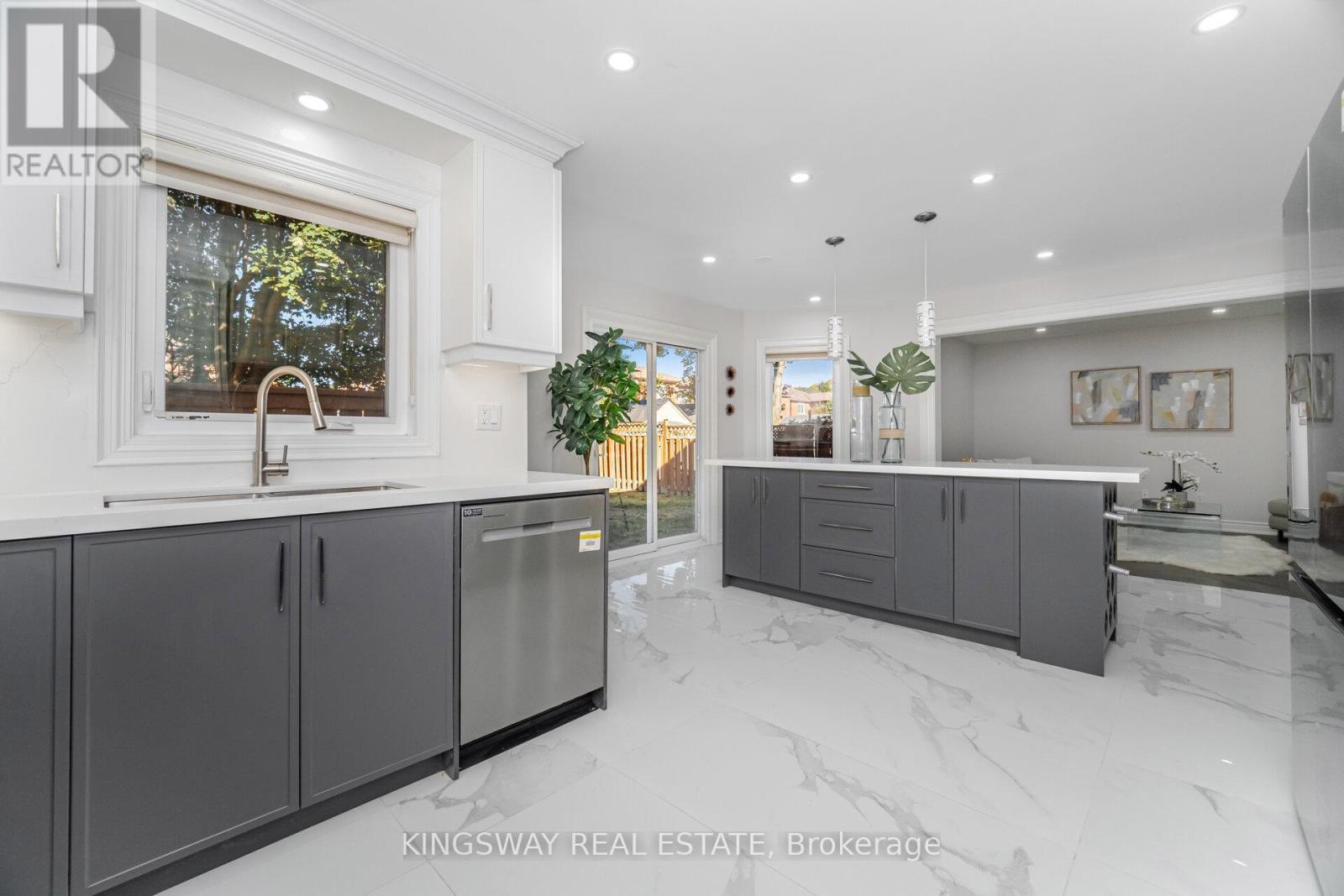 1008 Ceremonial Drive, Mississauga, ON - Indoor Photo Showing Kitchen With Upgraded Kitchen
