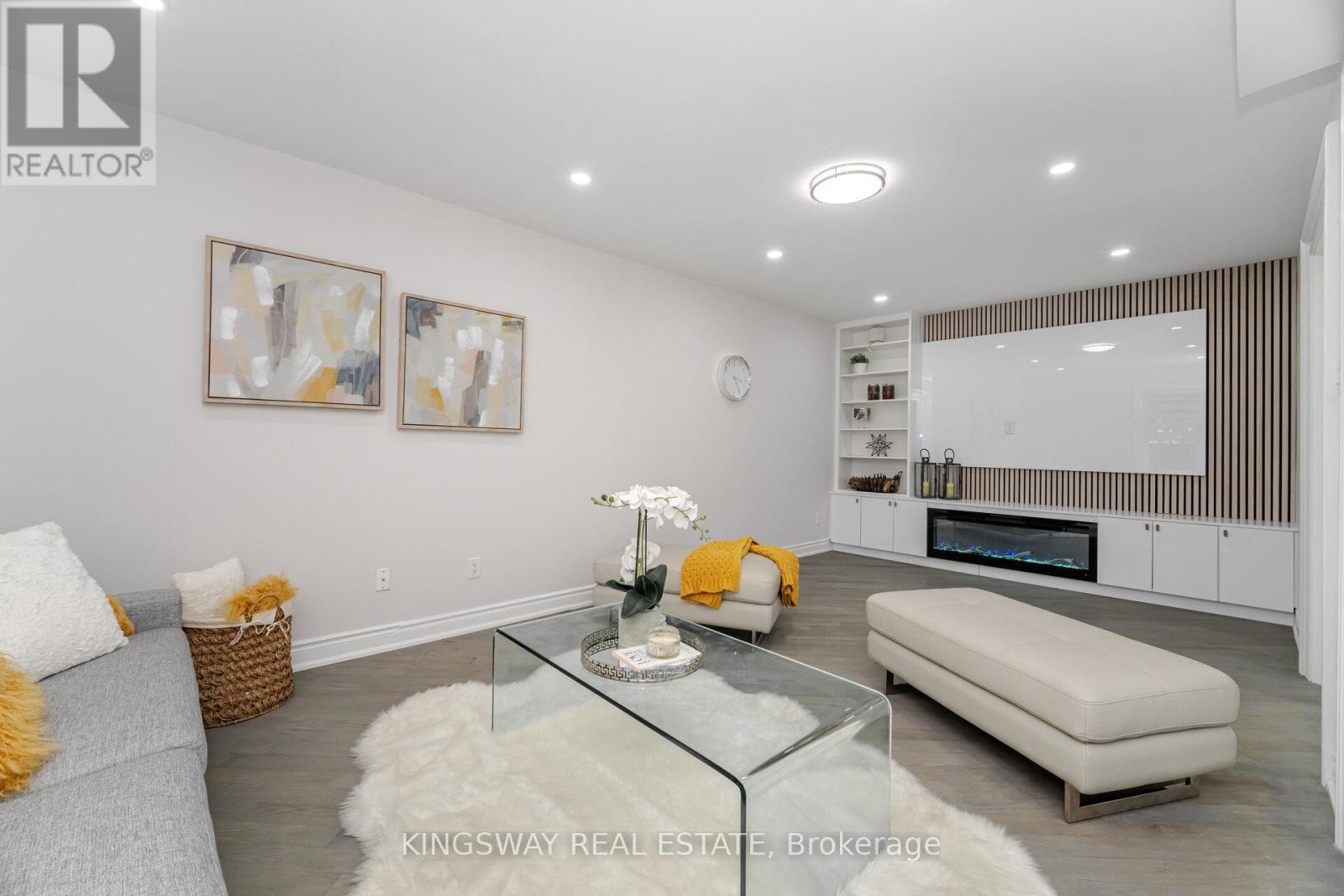 1008 Ceremonial Drive, Mississauga, ON - Indoor Photo Showing Living Room