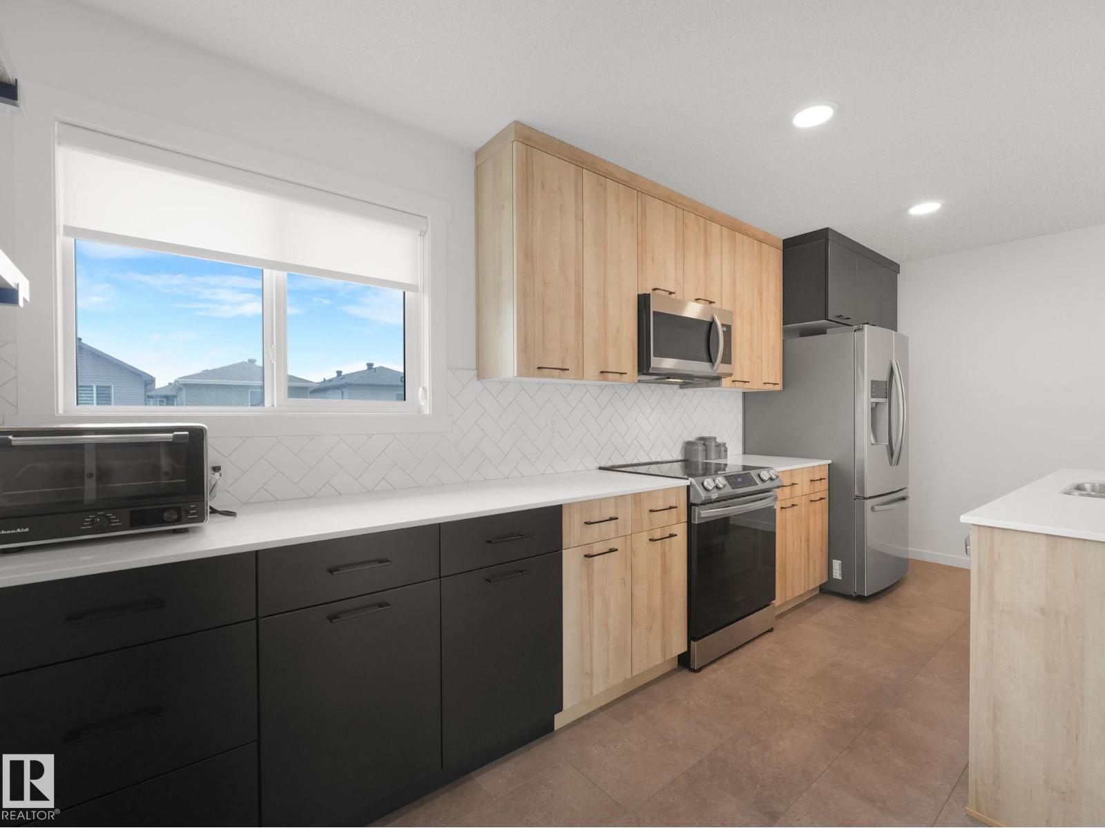 1061 Cy Becker Rd Nw, Edmonton, AB - Indoor Photo Showing Kitchen