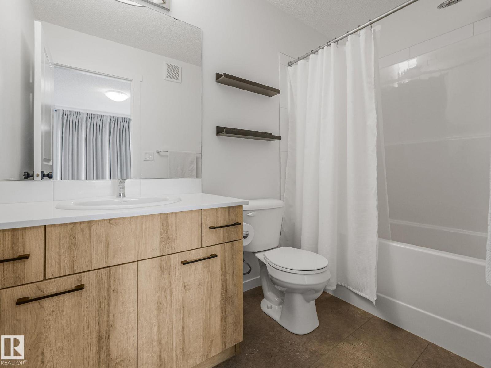 1061 Cy Becker Rd Nw, Edmonton, AB - Indoor Photo Showing Bathroom