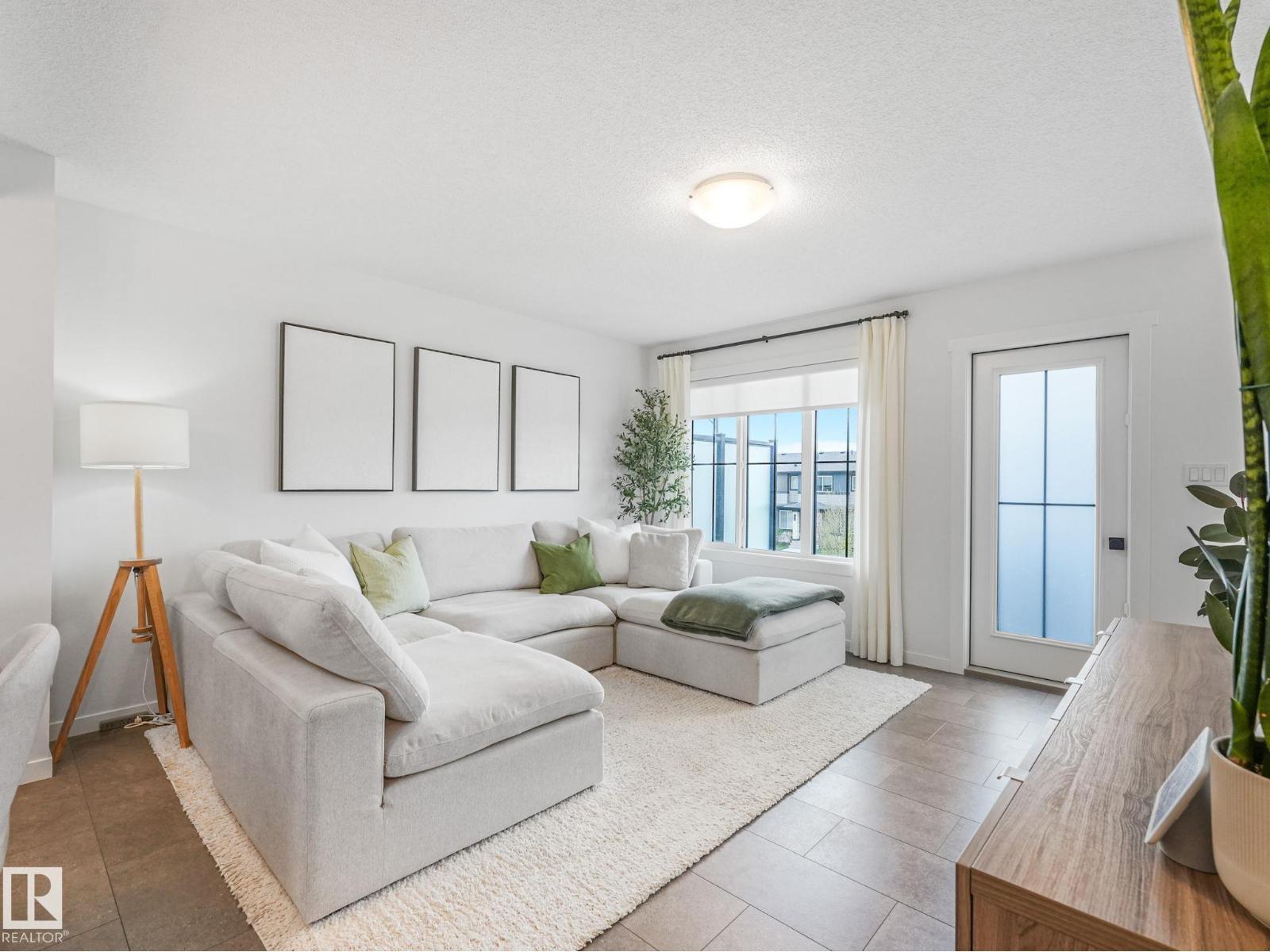 1061 Cy Becker Rd Nw, Edmonton, AB - Indoor Photo Showing Living Room