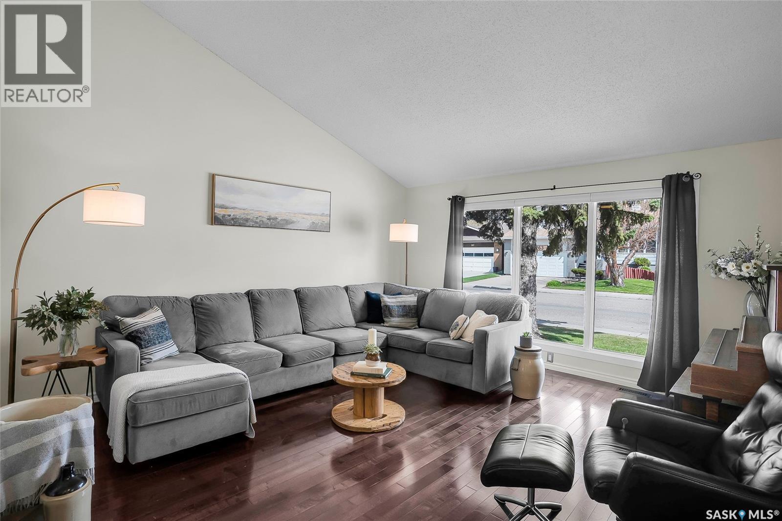 262 Christopher Crescent, Saskatoon, SK - Indoor Photo Showing Living Room