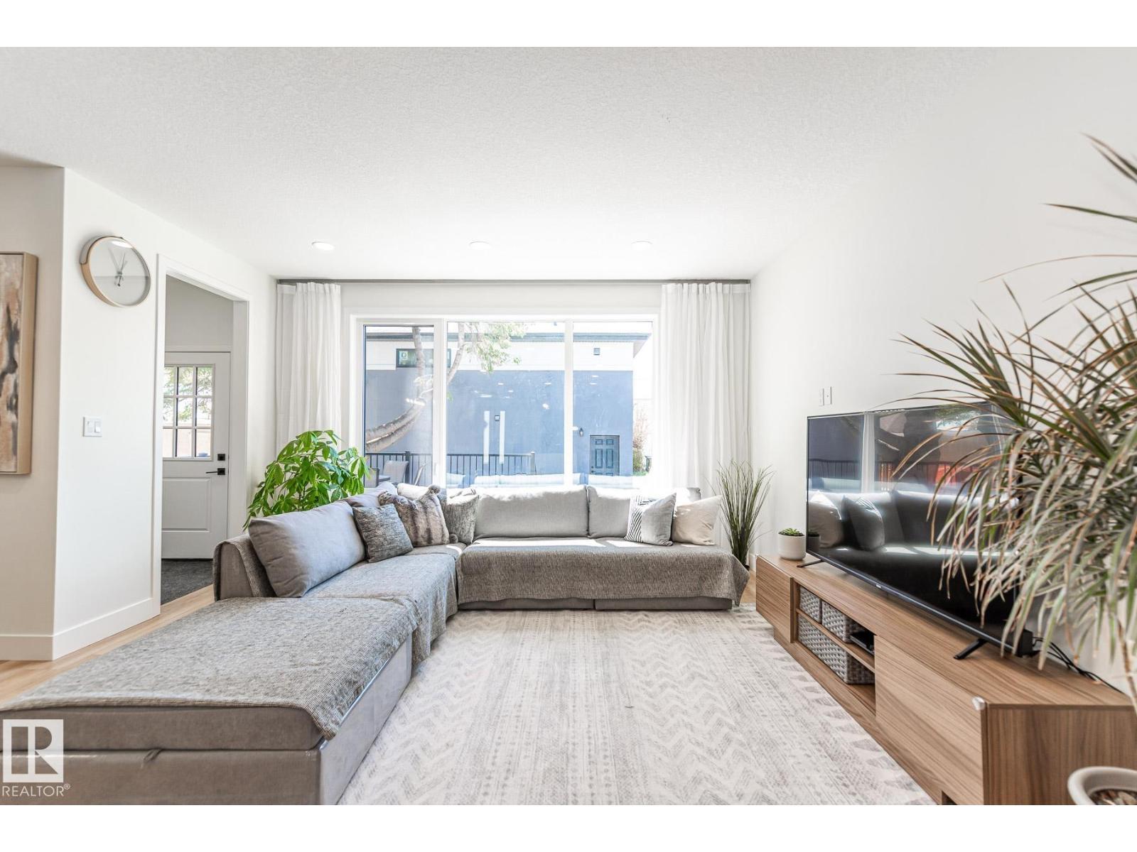 11445 79 Av Nw, Edmonton, AB - Indoor Photo Showing Living Room