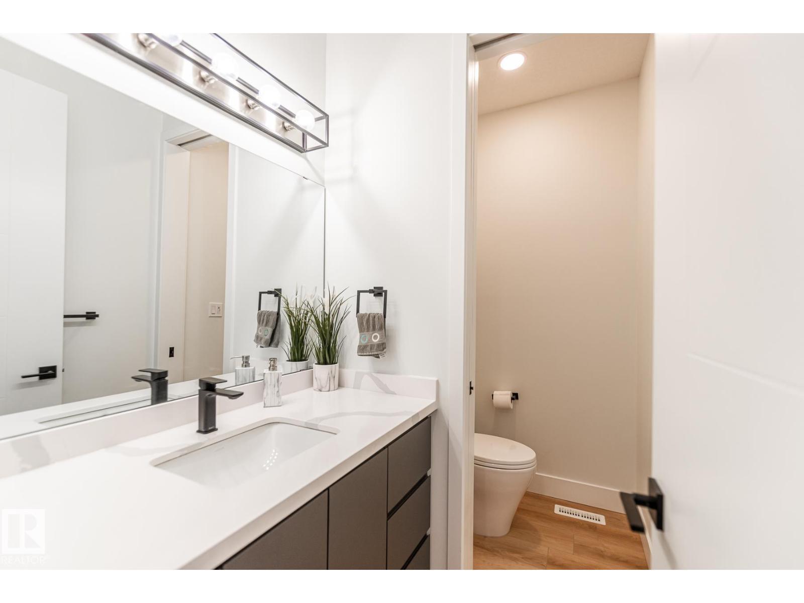 11445 79 Av Nw, Edmonton, AB - Indoor Photo Showing Bathroom