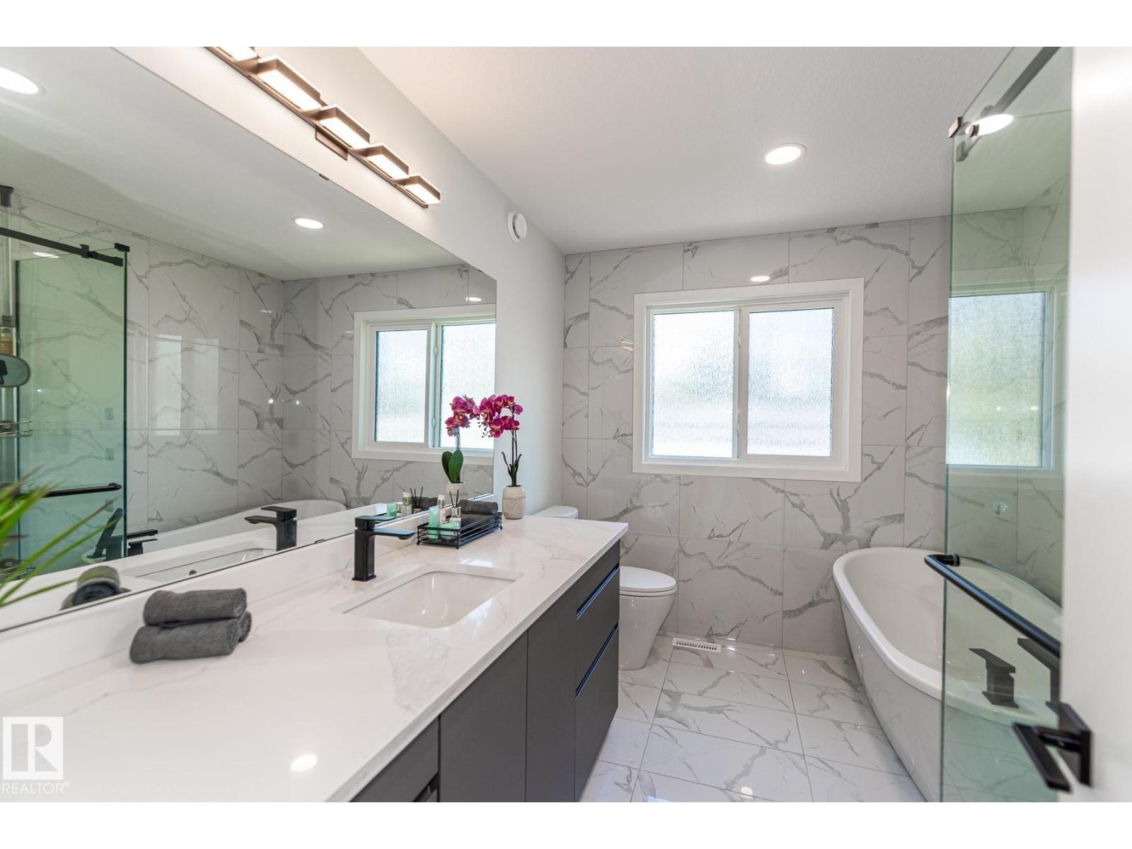 11445 79 Av Nw, Edmonton, AB - Indoor Photo Showing Bathroom