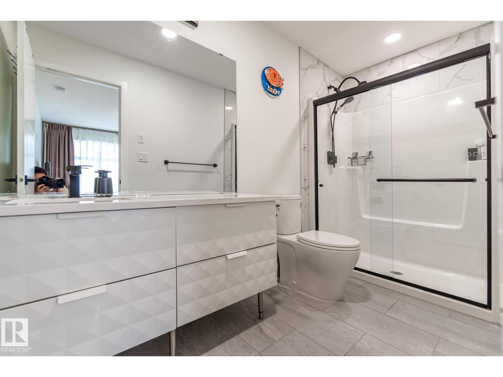 11445 79 Av Nw, Edmonton, AB - Indoor Photo Showing Bathroom