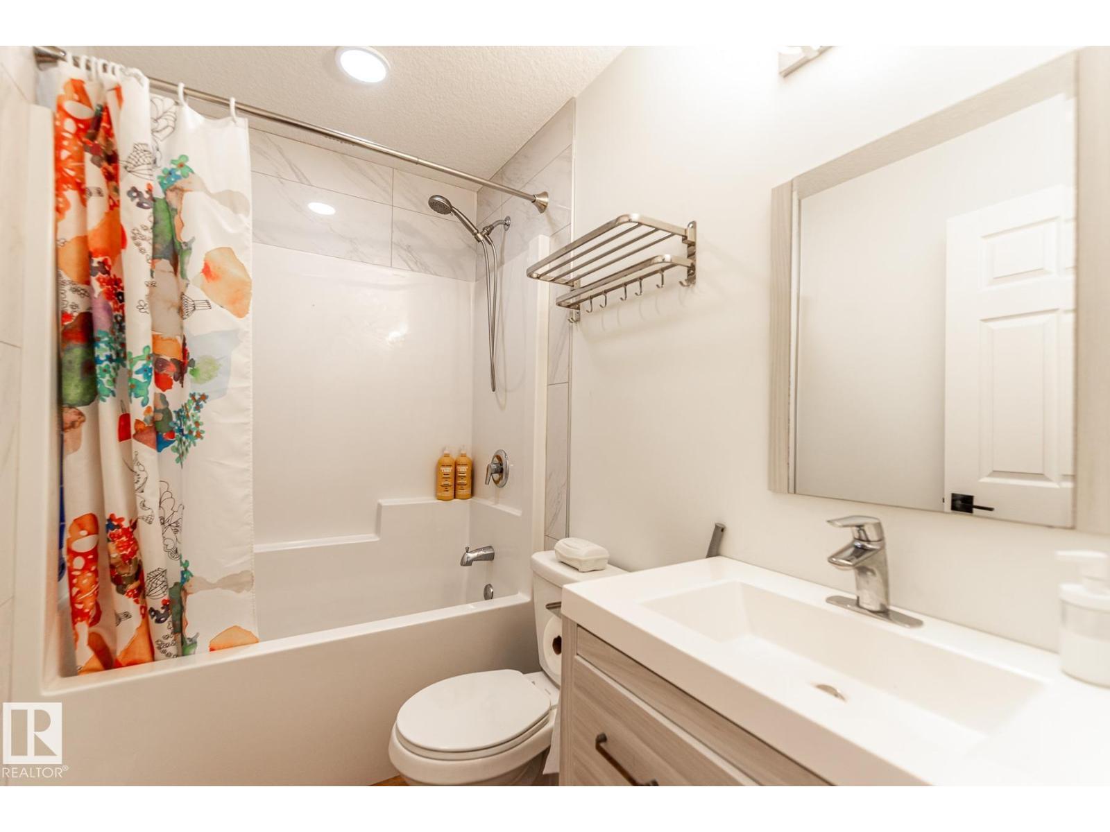 11445 79 Av Nw, Edmonton, AB - Indoor Photo Showing Bathroom