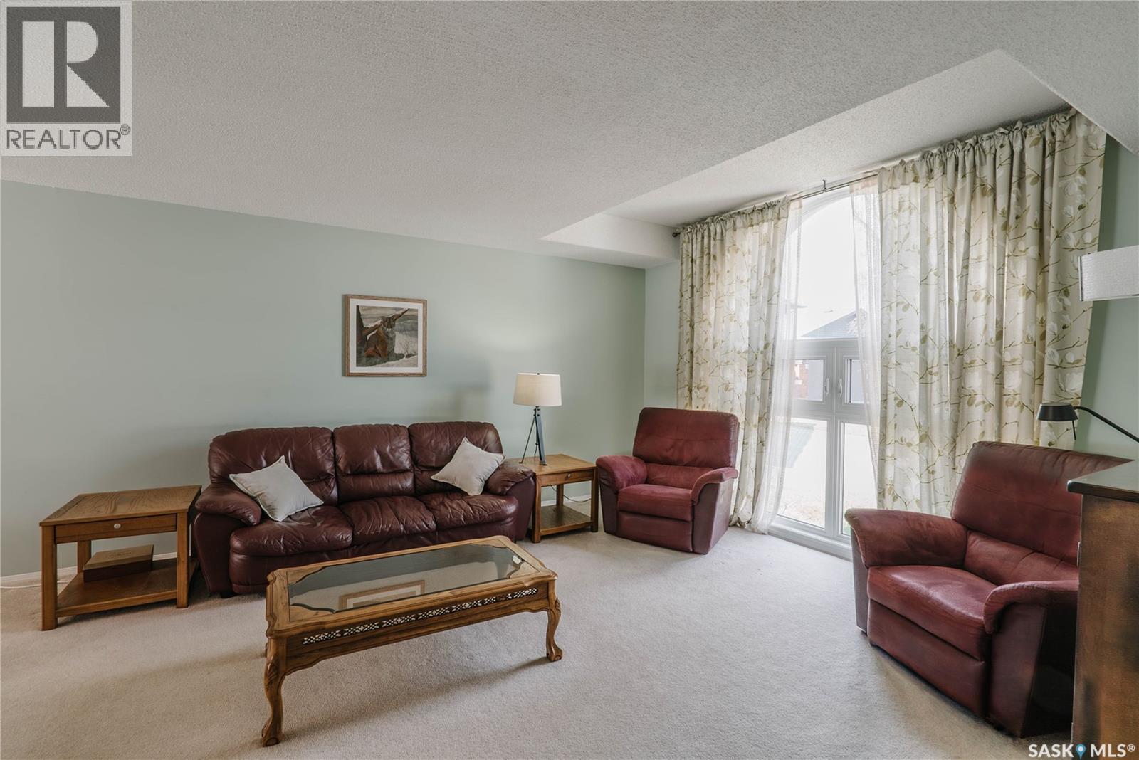 542 Bornstein Terrace, Saskatoon, SK - Indoor Photo Showing Living Room