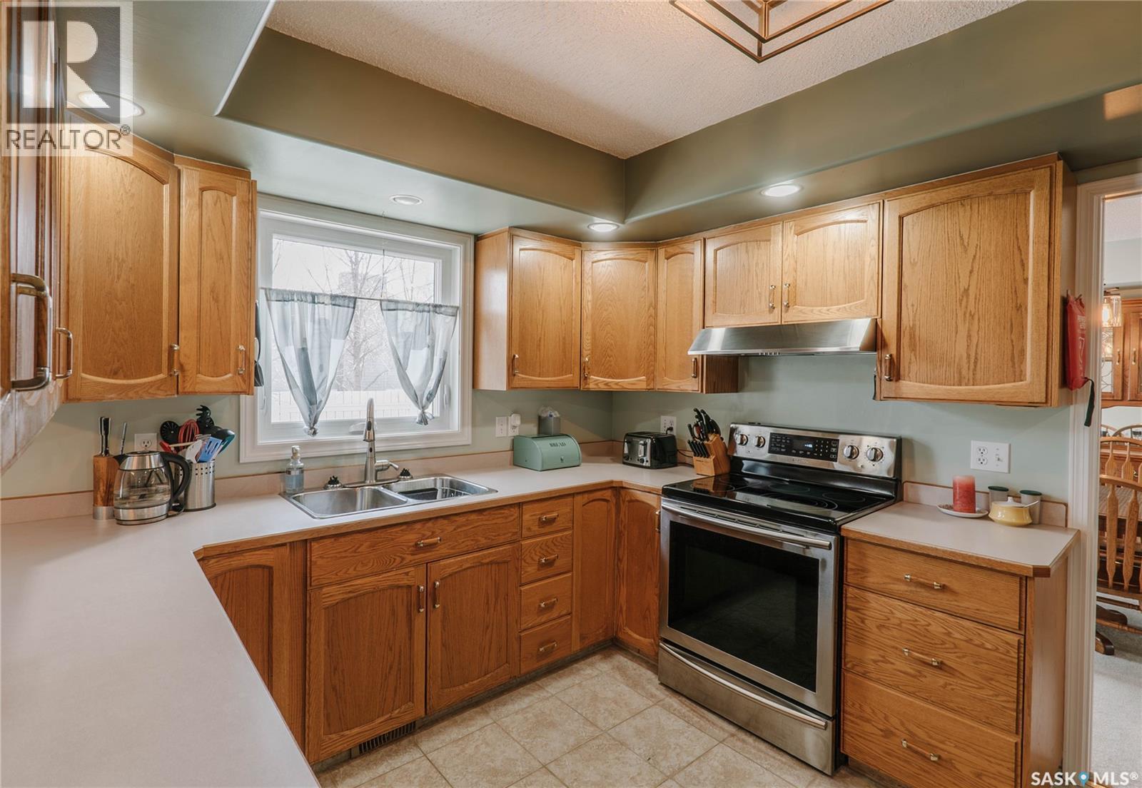 542 Bornstein Terrace, Saskatoon, SK - Indoor Photo Showing Kitchen With Double Sink