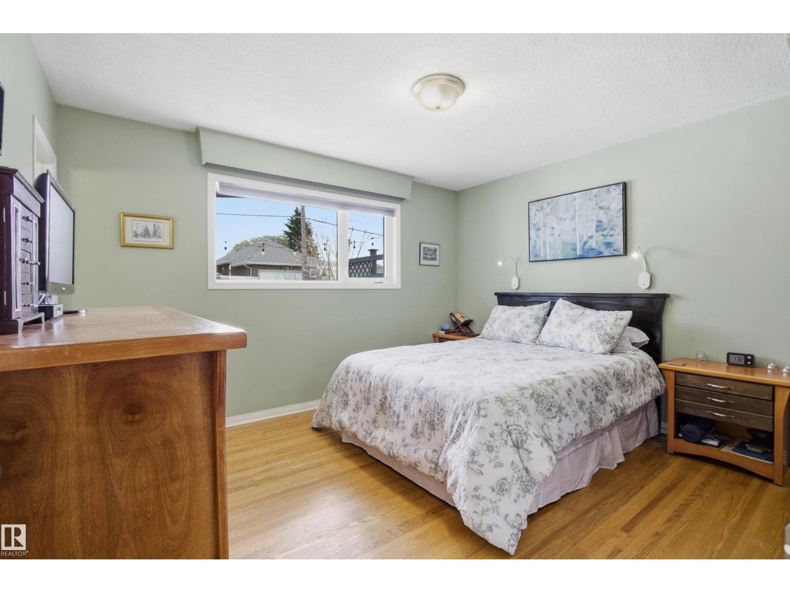 10663 59 St Nw, Edmonton, AB - Indoor Photo Showing Bedroom