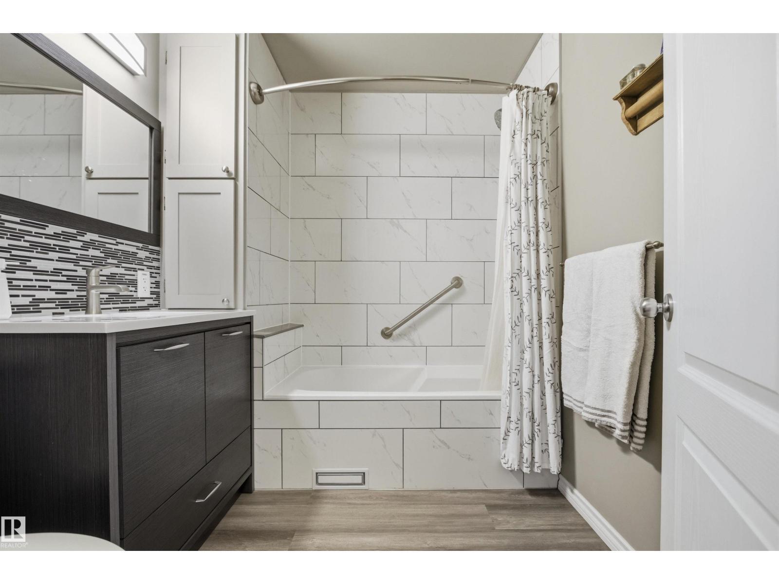 10663 59 St Nw, Edmonton, AB - Indoor Photo Showing Bathroom