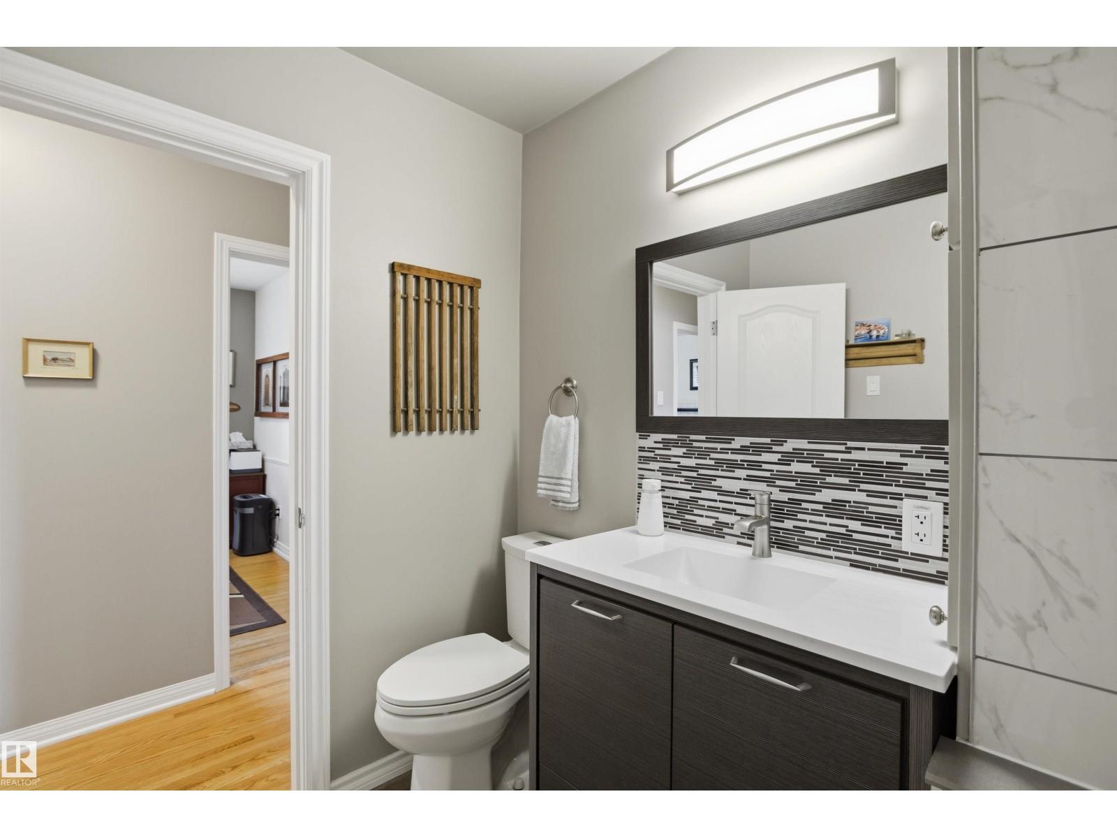 10663 59 St Nw, Edmonton, AB - Indoor Photo Showing Bathroom
