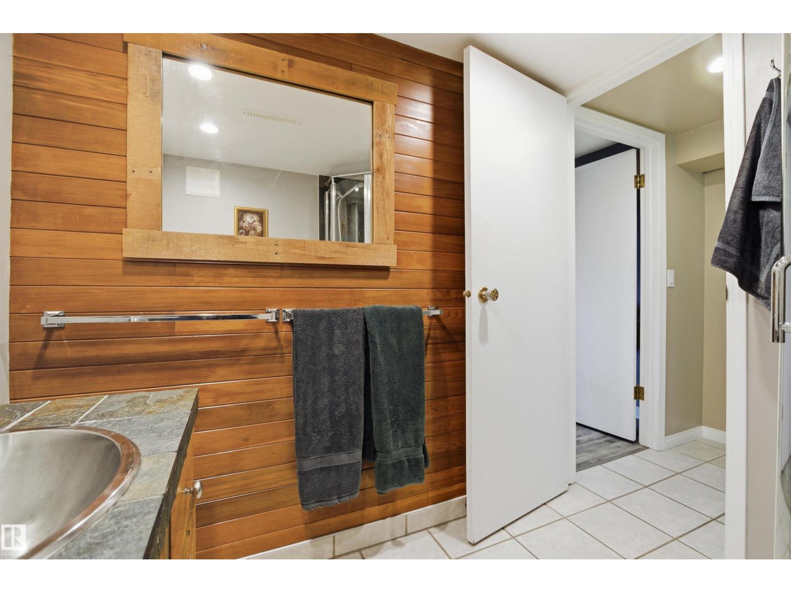 10663 59 St Nw, Edmonton, AB - Indoor