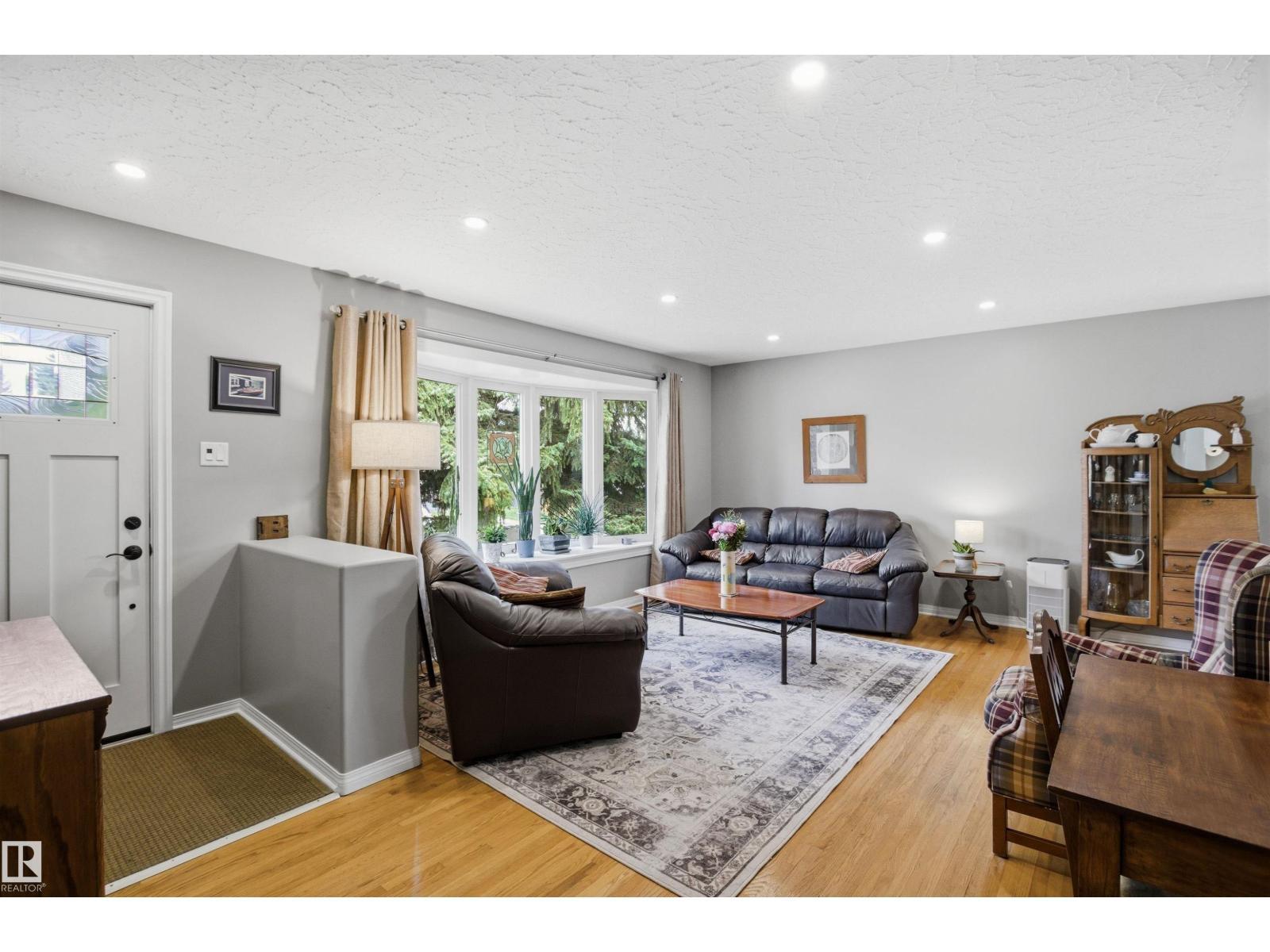 10663 59 St Nw, Edmonton, AB - Indoor Photo Showing Living Room