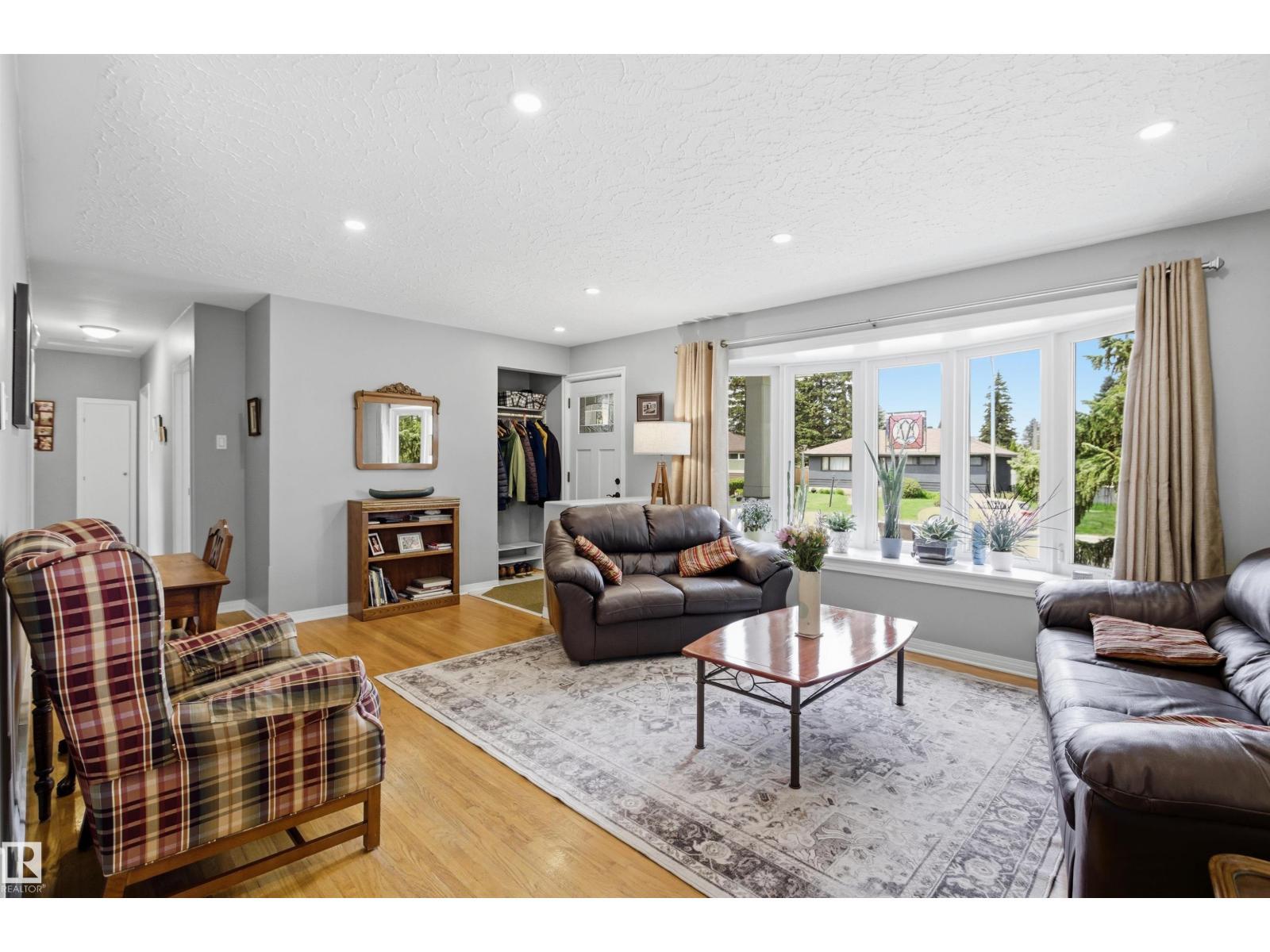 10663 59 St Nw, Edmonton, AB - Indoor Photo Showing Living Room