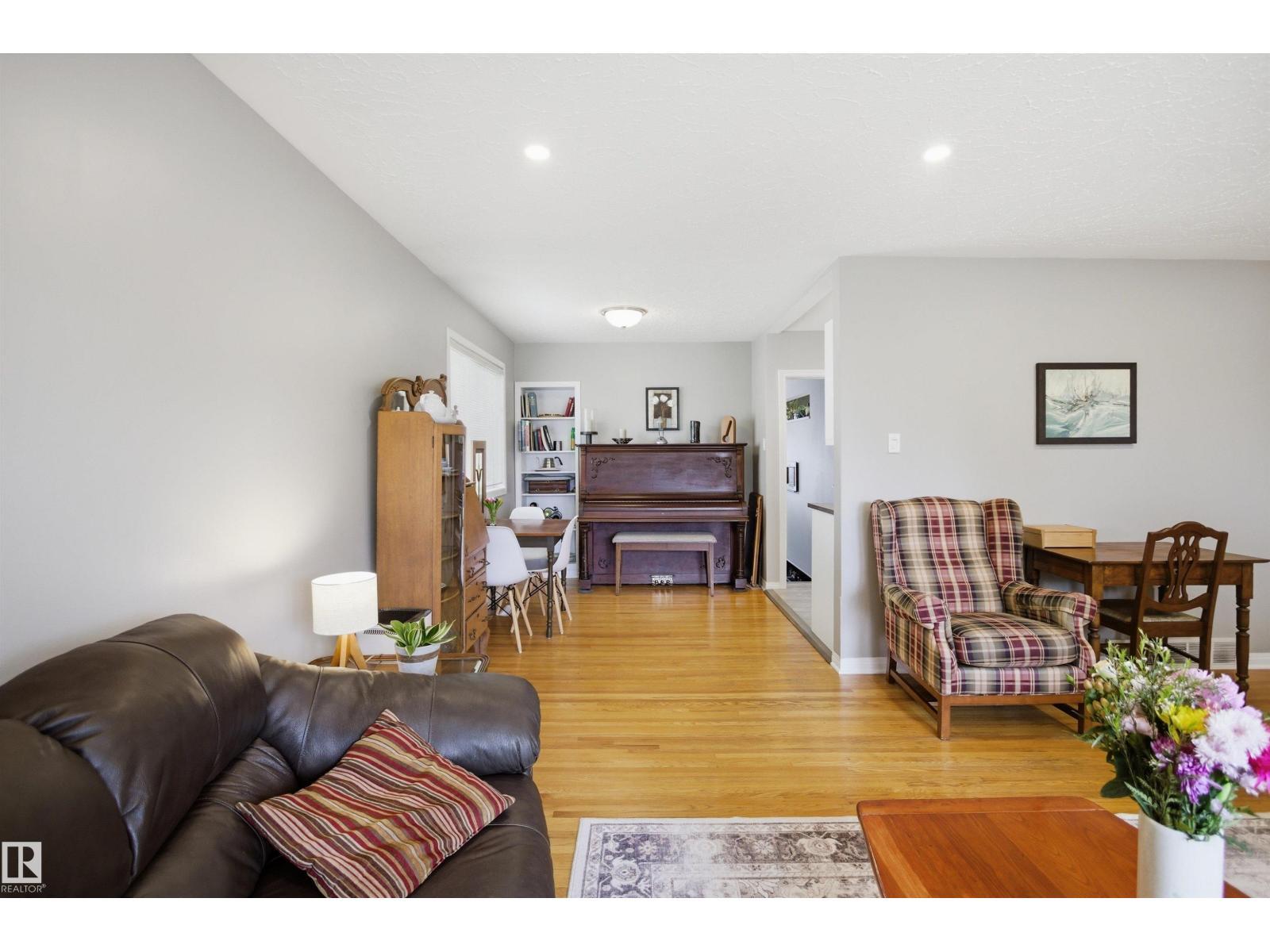 10663 59 St Nw, Edmonton, AB - Indoor Photo Showing Living Room