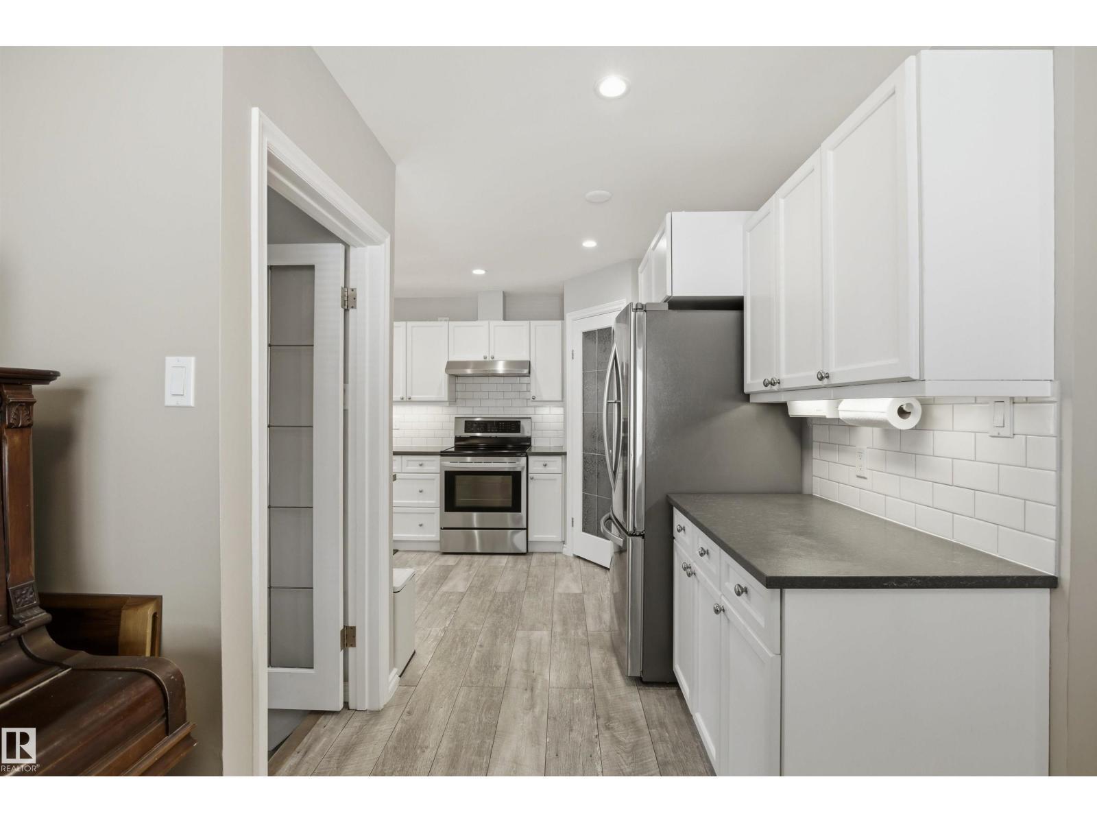 10663 59 St Nw, Edmonton, AB - Indoor Photo Showing Kitchen
