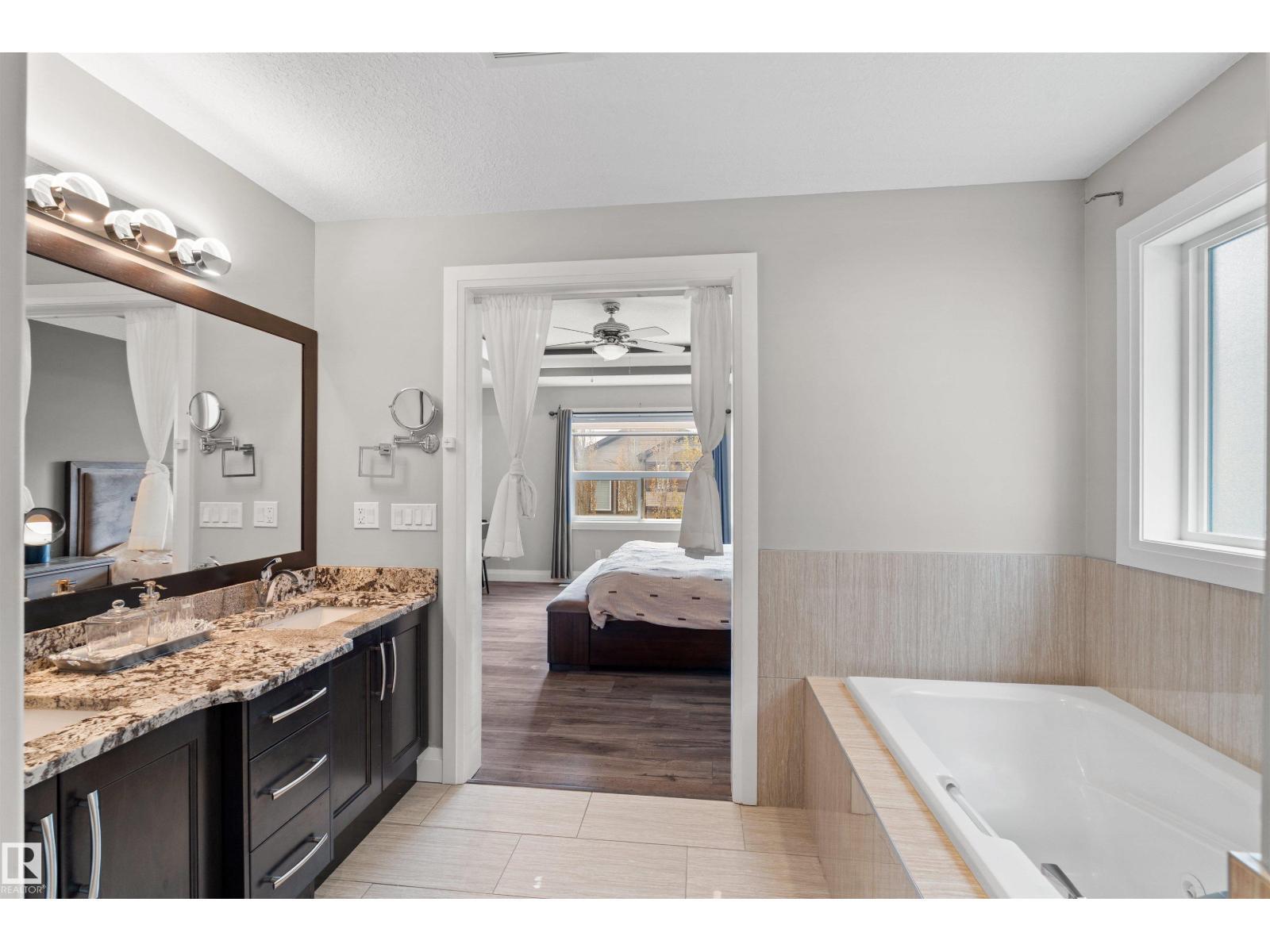 3807 Claxton Cl Sw, Edmonton, AB