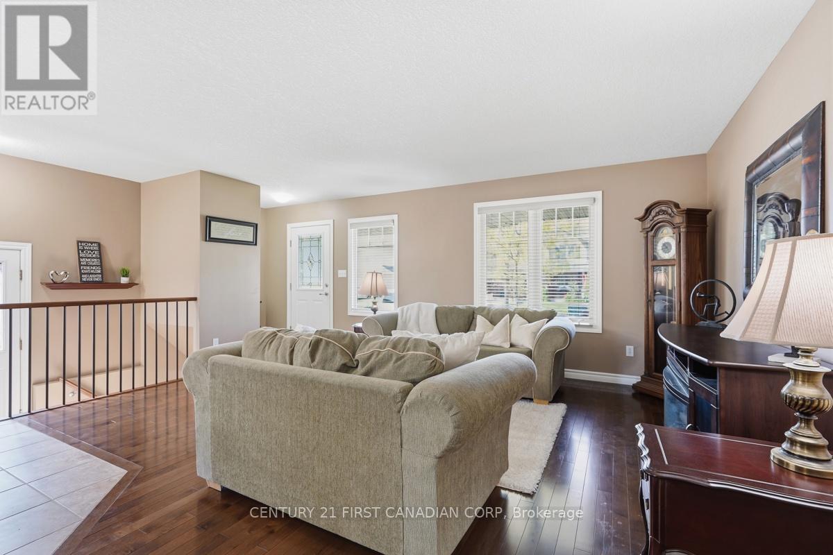 30 Pear Tree Avenue, St. Thomas, ON - Indoor Photo Showing Living Room