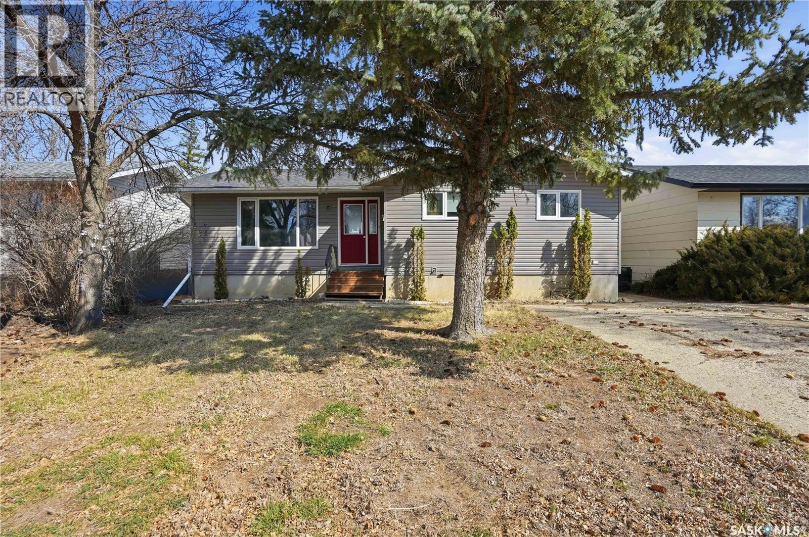 512 4Th Avenue W, Assiniboia, SK - Outdoor