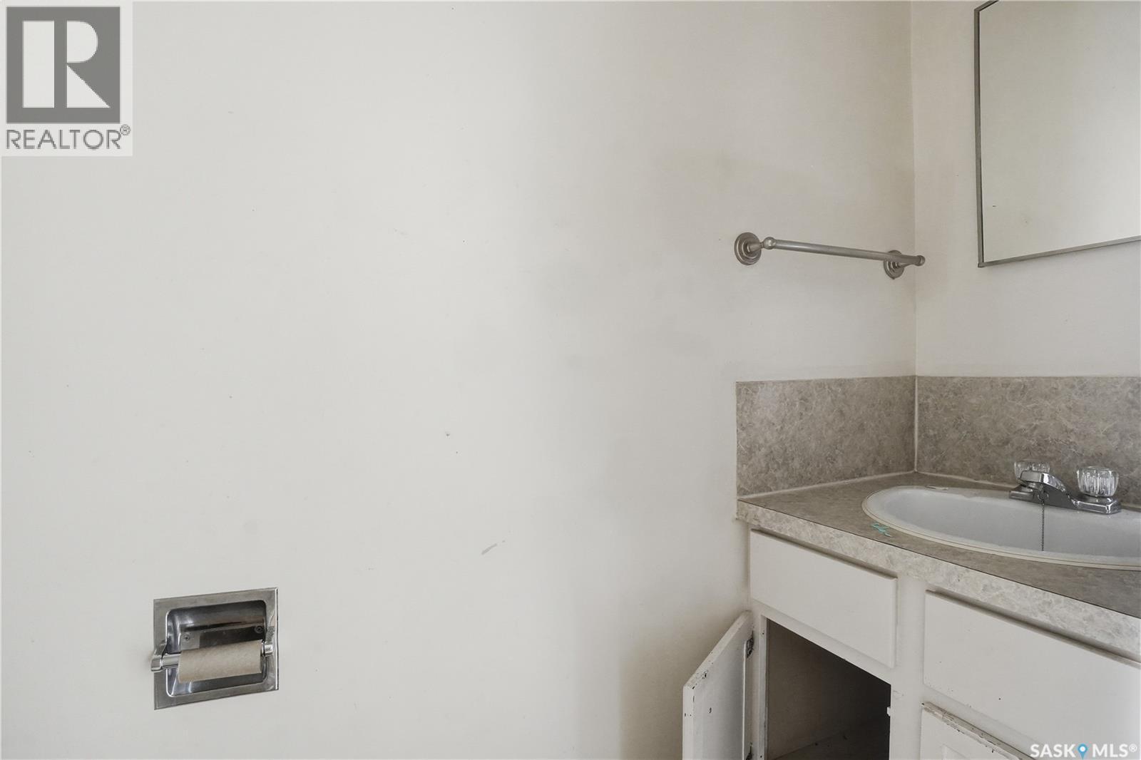 512 4Th Avenue W, Assiniboia, SK - Indoor Photo Showing Bathroom