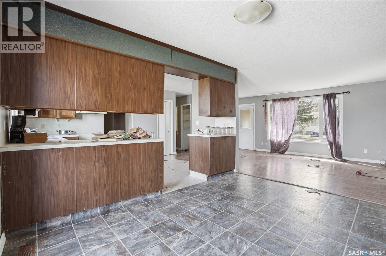 512 4Th Avenue W, Assiniboia, SK - Indoor Photo Showing Kitchen