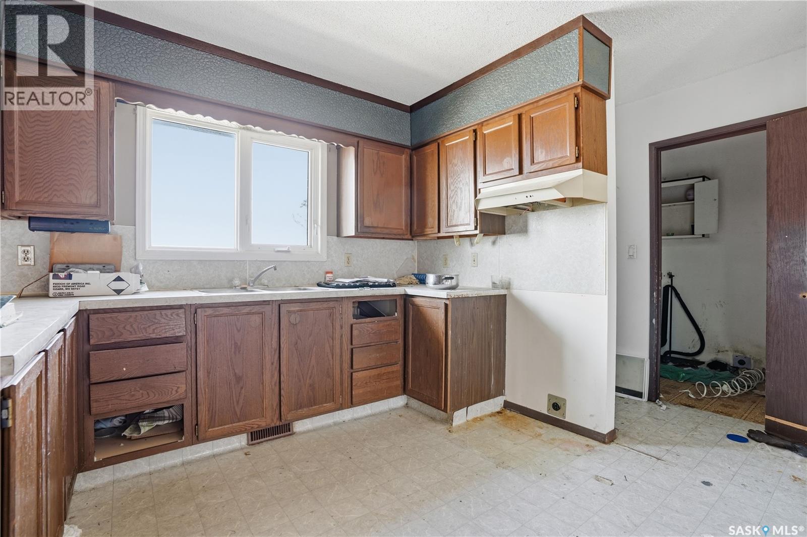 512 4Th Avenue W, Assiniboia, SK - Indoor Photo Showing Kitchen