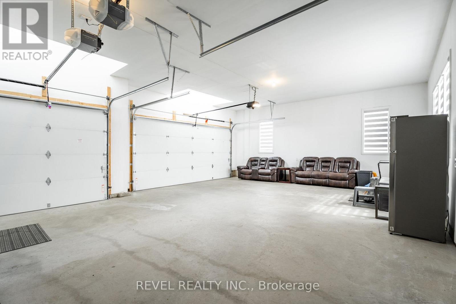 36 Ewing Way, Amaranth, ON - Indoor Photo Showing Garage