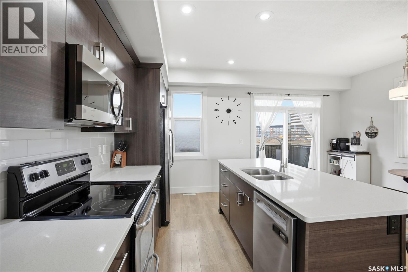 737 Meadows Boulevard, Saskatoon, SK - Indoor Photo Showing Kitchen With Stainless Steel Kitchen With Double Sink With Upgraded Kitchen