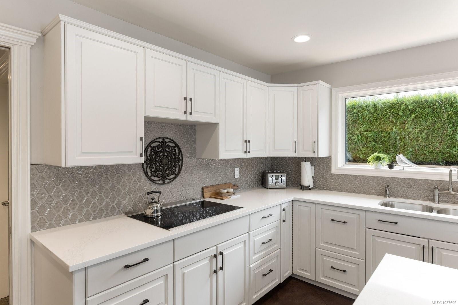 2450 Whidby Lane, Sidney, BC