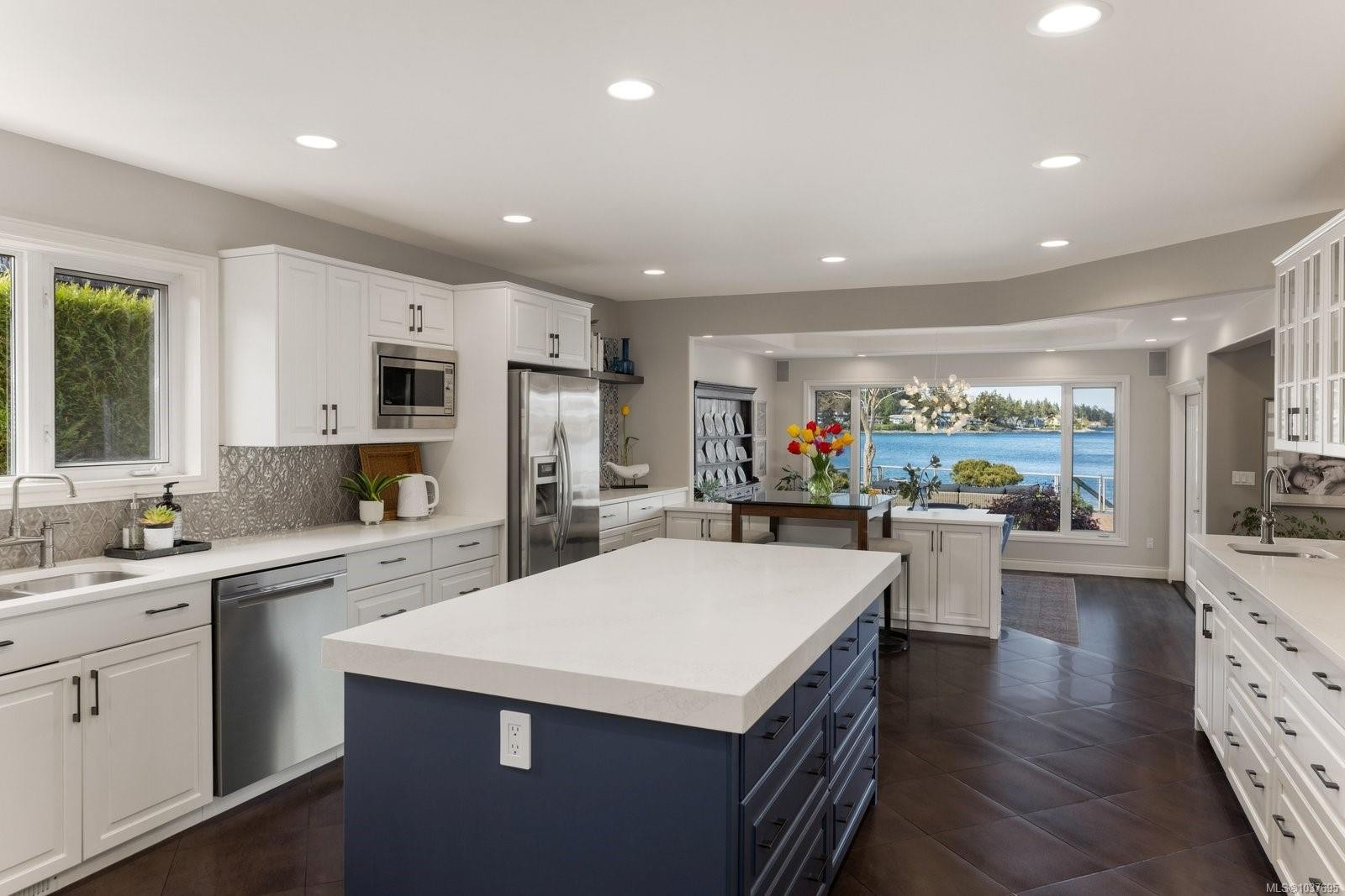 2450 Whidby Lane, Sidney, BC