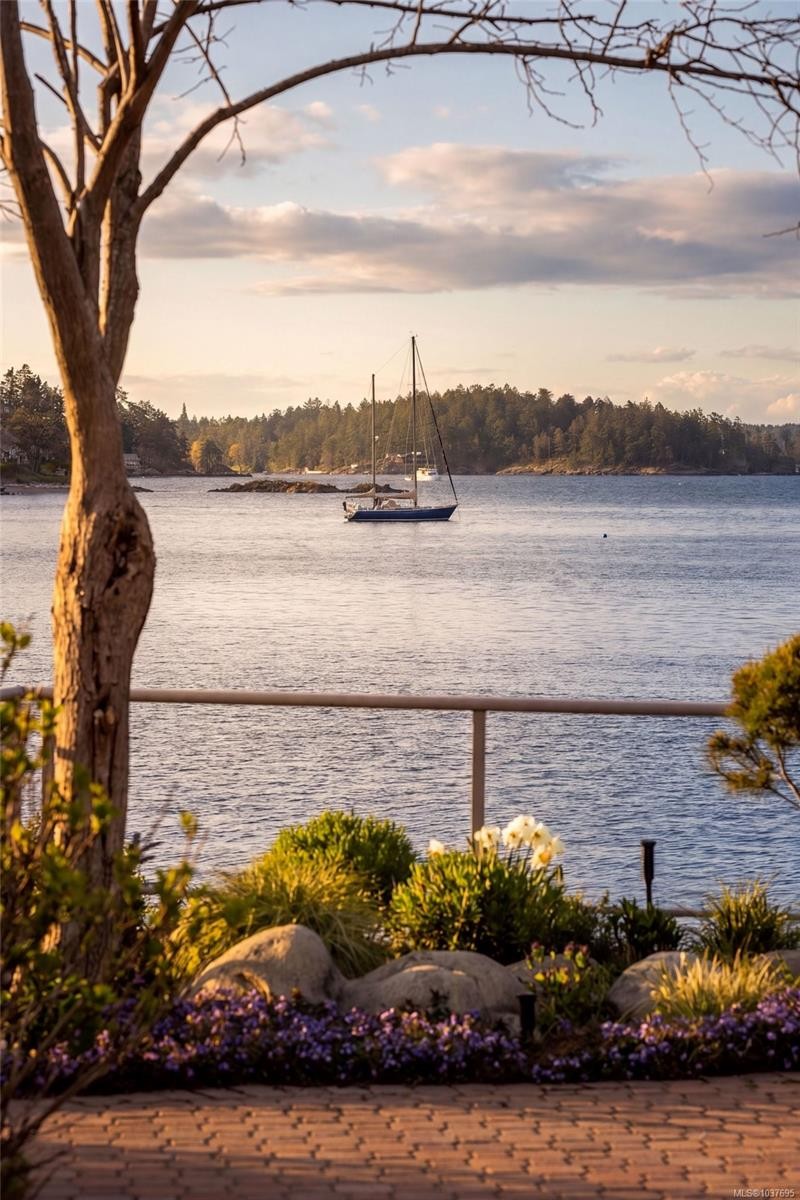 2450 Whidby Lane, Sidney, BC