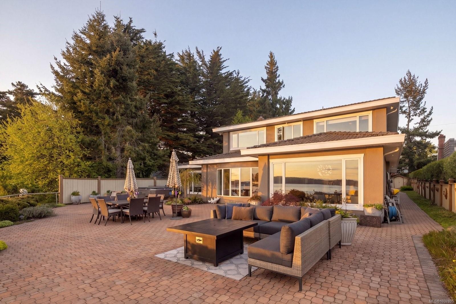 2450 Whidby Lane, Sidney, BC