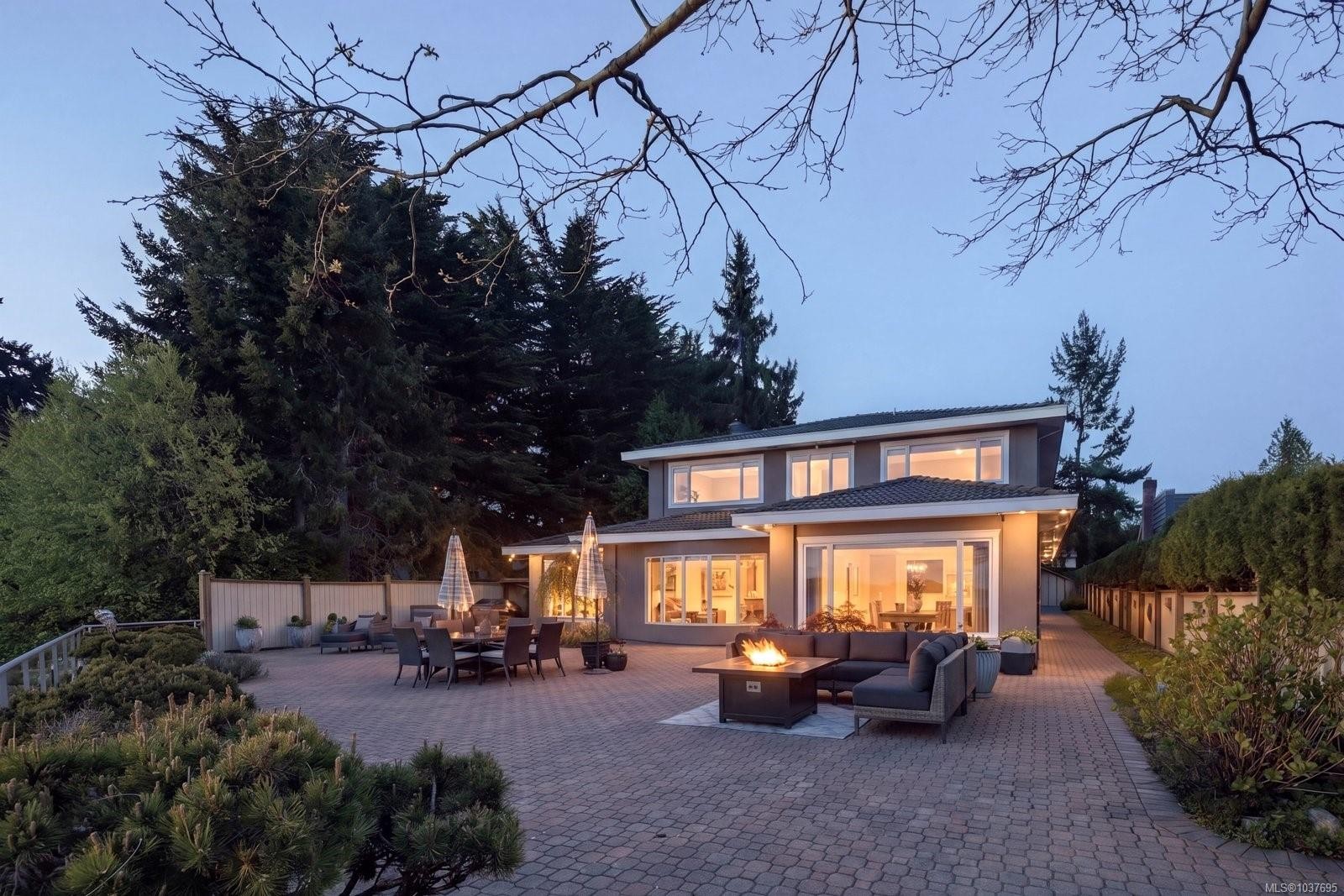 2450 Whidby Lane, Sidney, BC