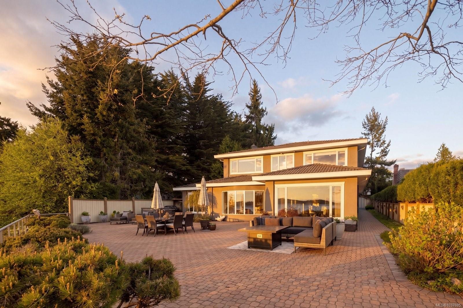 2450 Whidby Lane, Sidney, BC