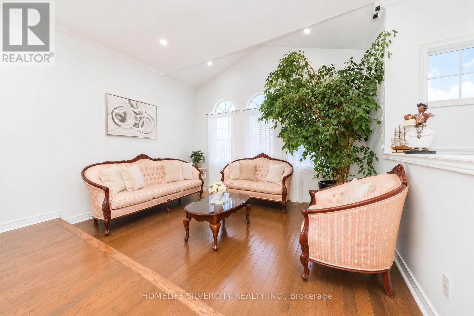 61 Pinebrook Circle, Caledon, ON - Indoor Photo Showing Living Room