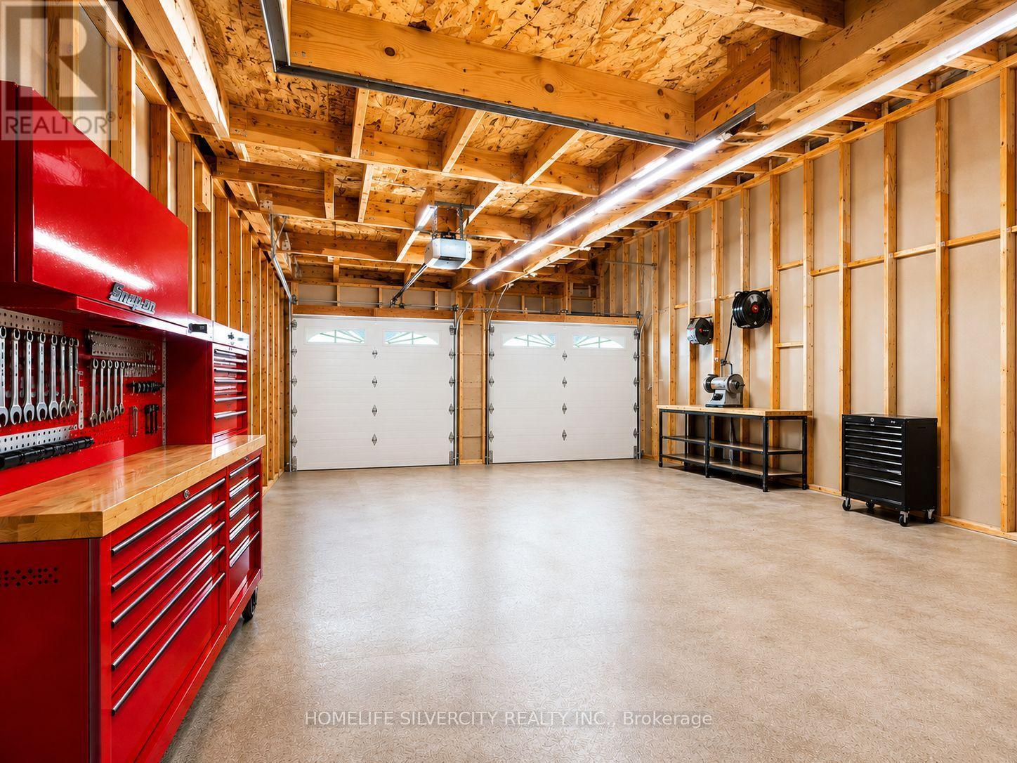 61 Pinebrook Circle, Caledon, ON - Indoor Photo Showing Garage