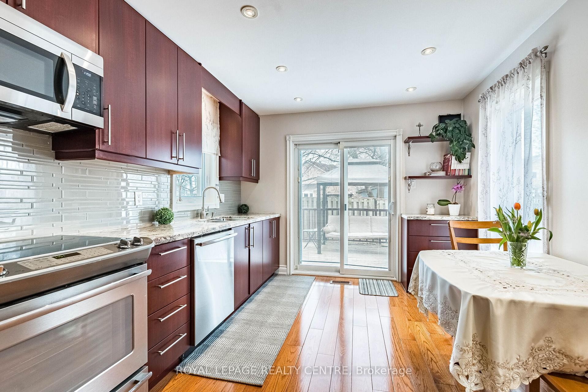 3026 Dalehurst Drive, Mississauga, ON - Indoor Photo Showing Kitchen With Upgraded Kitchen