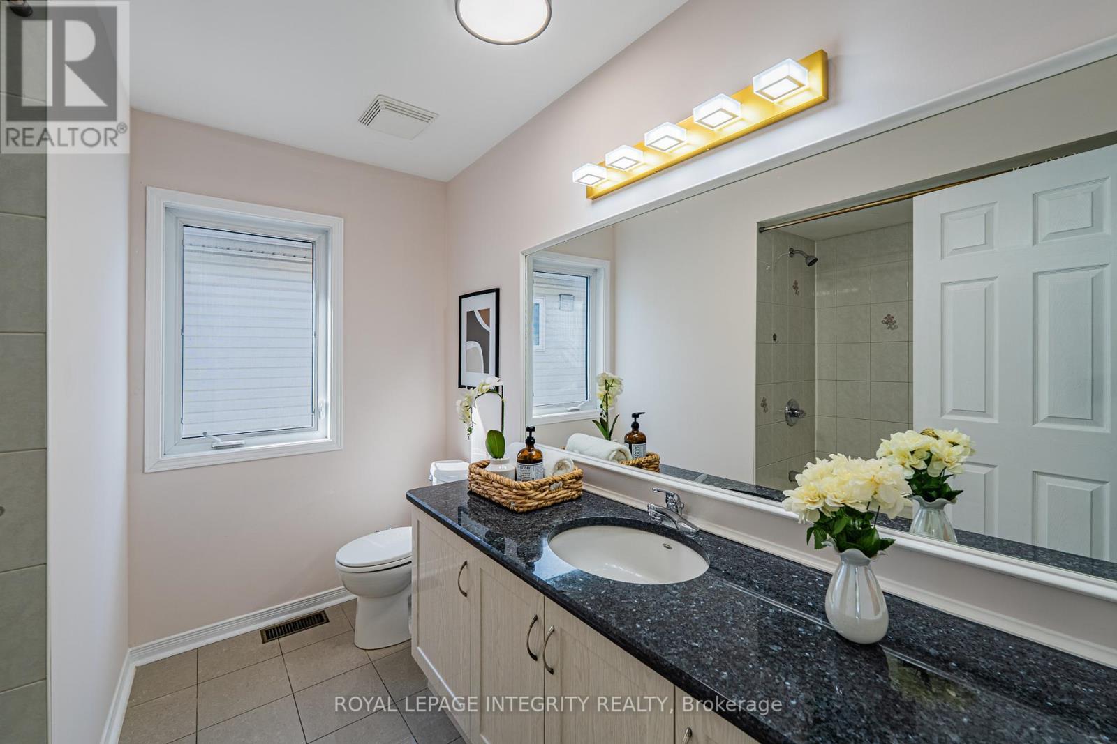 Main Bathroom - 102 Whitestone Drive, Ottawa, ON - Indoor Photo Showing Bathroom