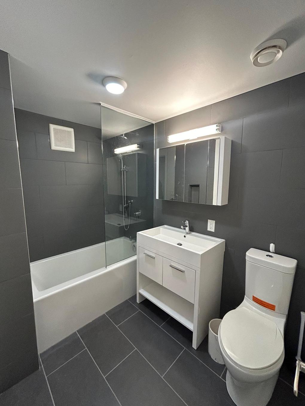 103 37 Cumberland Street S, Thunder Bay, ON - Indoor Photo Showing Bathroom
