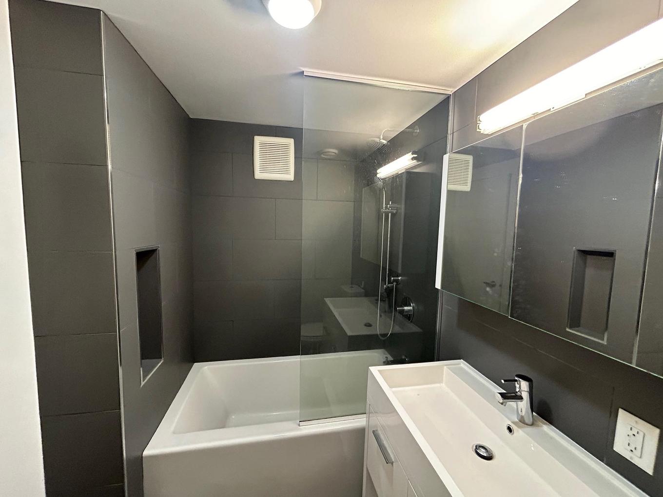 103 37 Cumberland Street S, Thunder Bay, ON - Indoor Photo Showing Bathroom