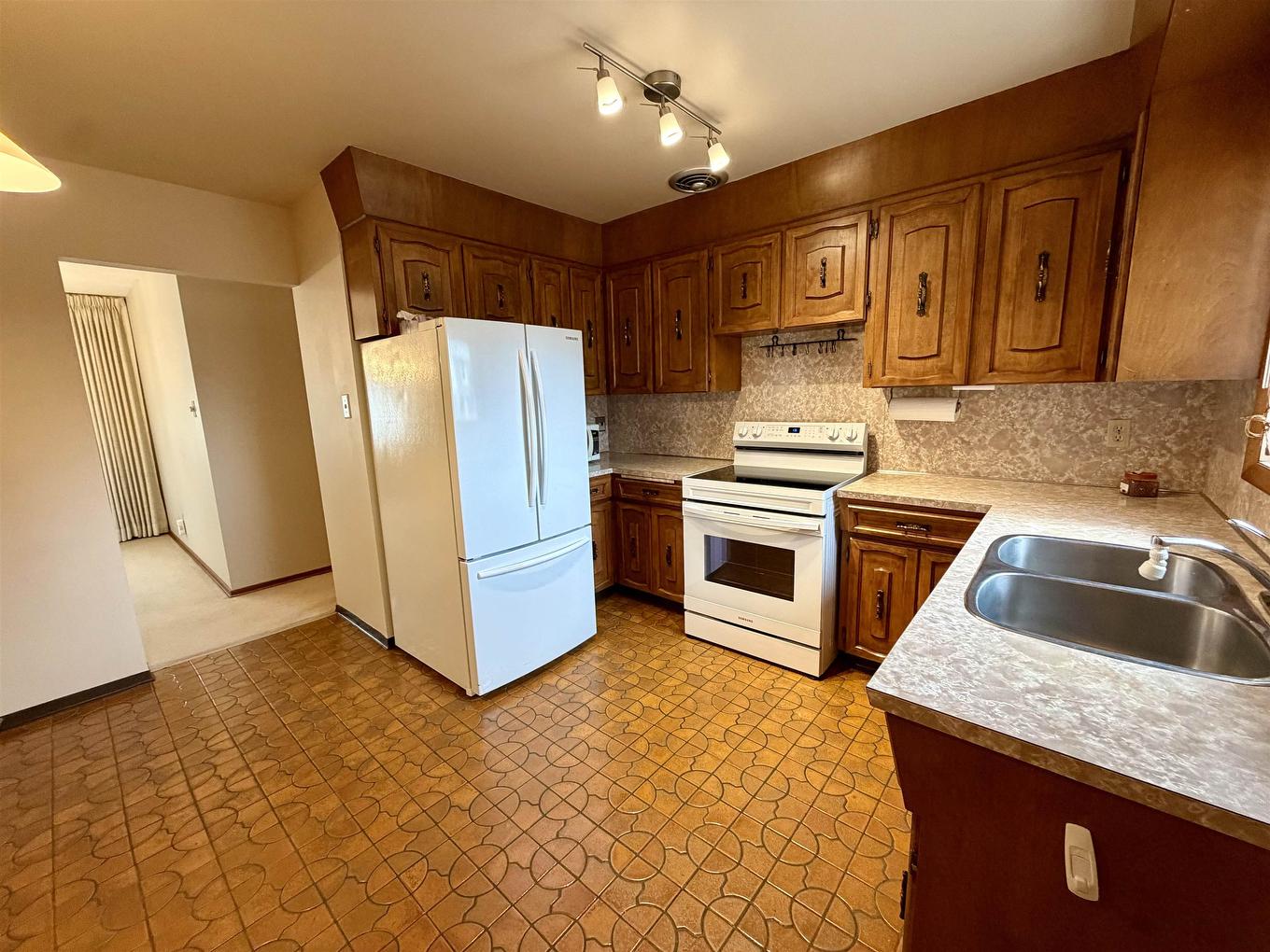737 Confederation Drive, Thunder Bay, ON - Indoor Photo Showing Kitchen With Double Sink