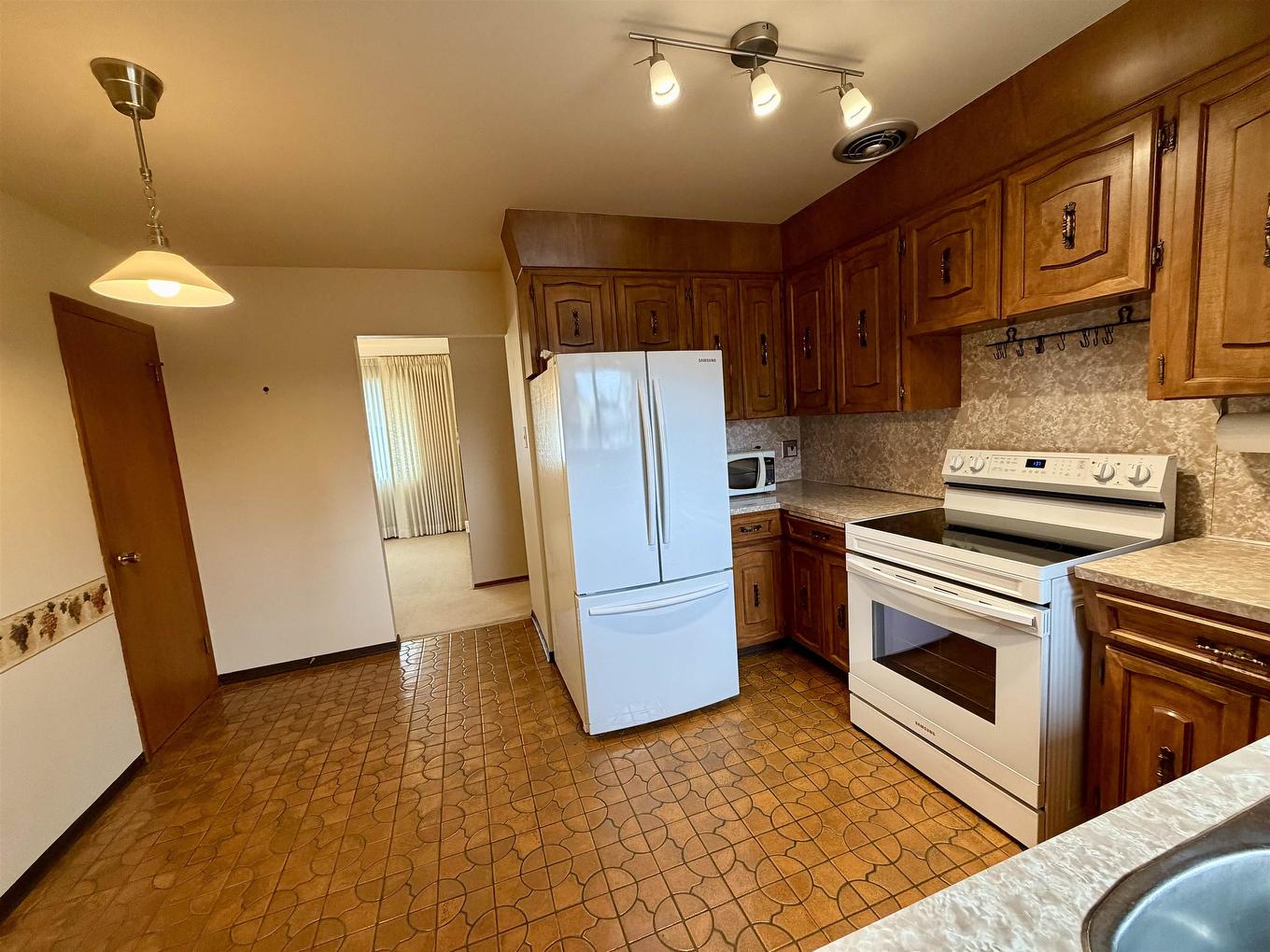 737 Confederation Drive, Thunder Bay, ON - Indoor Photo Showing Kitchen