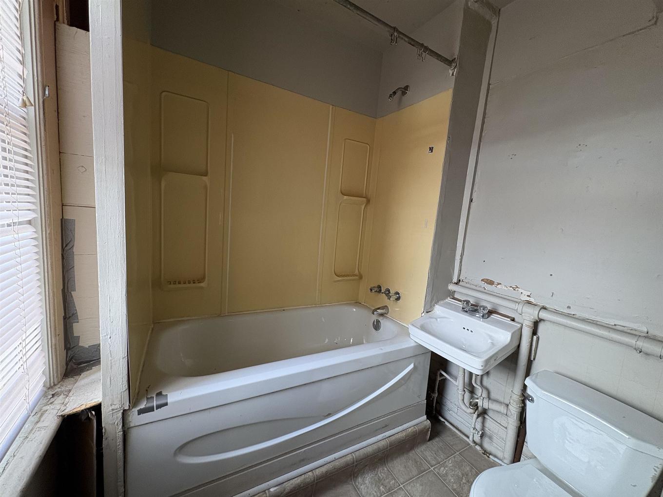 230 Brodie Street N, Thunder Bay, ON - Indoor Photo Showing Bathroom
