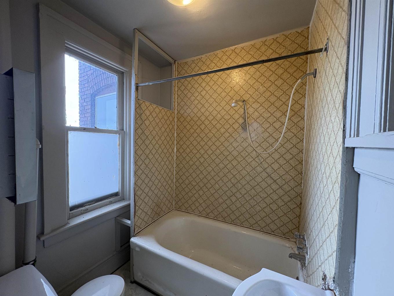 230 Brodie Street N, Thunder Bay, ON - Indoor Photo Showing Bathroom