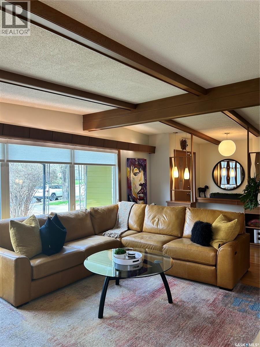 30 Cambridge Crescent, Saskatoon, SK - Indoor Photo Showing Living Room