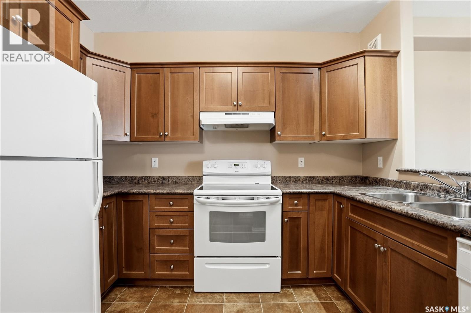 213 928 Heritage View, Saskatoon, SK - Indoor Photo Showing Kitchen With Double Sink