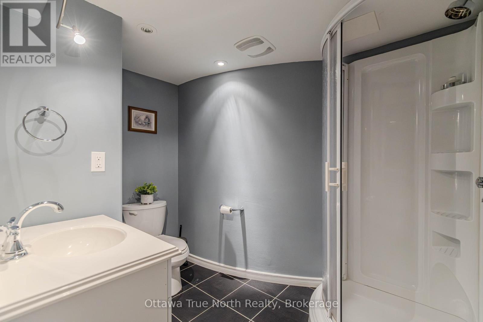 507 Kochar Drive, Ottawa, ON - Indoor Photo Showing Bathroom