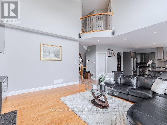 507 Kochar Drive, Ottawa, ON - Indoor Photo Showing Living Room