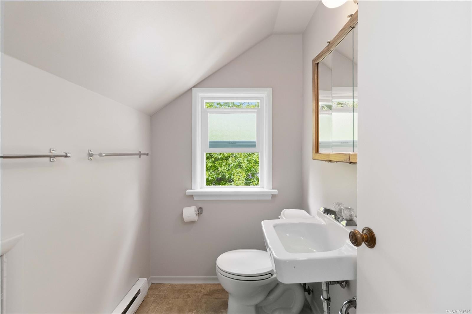 1541 Mcrae Ave, Saanich, BC